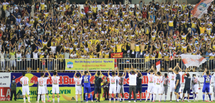 Hình ảnh HAGL ăn mừng chiến thắng trước hàng nghìn người hâm mộ là sự ao ước của Hà Nội FC trong nhiều năm qua.
