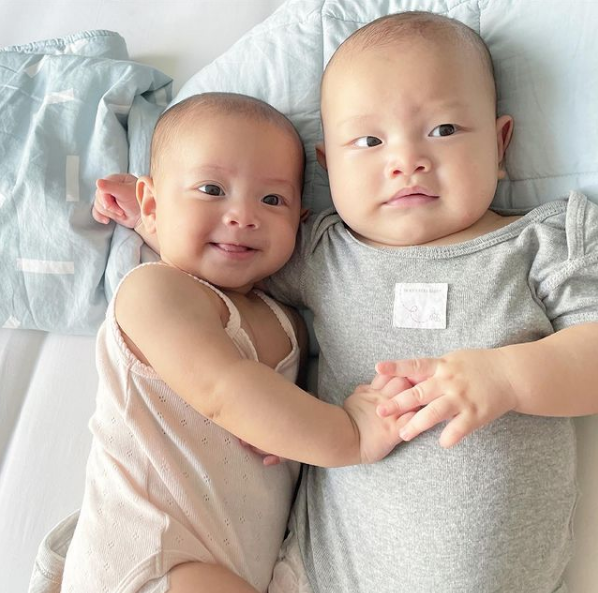 Bức ảnh Leon nhăn nhó khi bị chị ba Lisa gối đầu lên tay khiến fan thích thú.