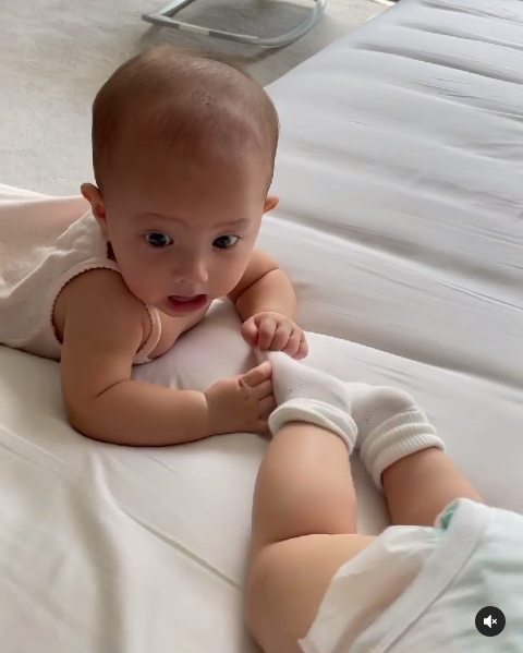 Khi bị phát hiện hành động trên thì cô nàng liền có biểu cảm vừa ngạc nhiên vừa đáng yêu như thế này.