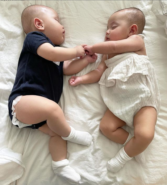 Trước khoảnh khắc cực đáng yêu này của các con, Hà Hồ chỉ biết hạnh phúc thốt lên: 'Đưa tay đây nào, mãi bên nhau bạn nhé'.