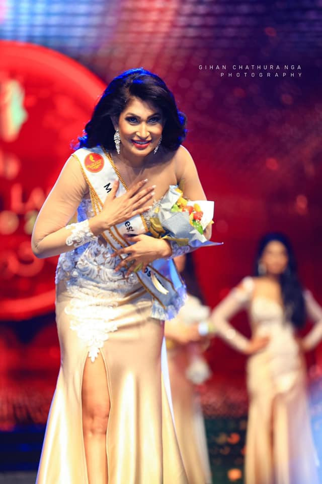 Sau sự cố đánh hoa hậu Sri Lanka bị thương, Mrs World 2020 thẳng tay thu hồi danh hiệu của Caroline Jurie Ảnh 2