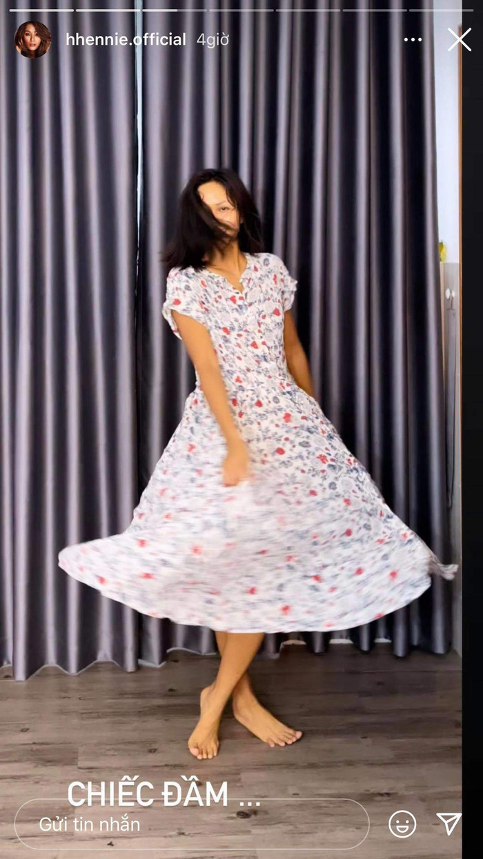 Chiếc đầm lúc đầu tuy không xấu nhưng khá nhàm chán, kém duyên dáng...