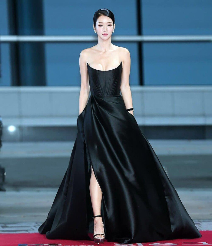 Seo Yi Ji là mỹ nhân đầu tiên mặc chiếc váy này. Làn da trắng càng như được tôn vinh cùng sắc đen tinh tế. 