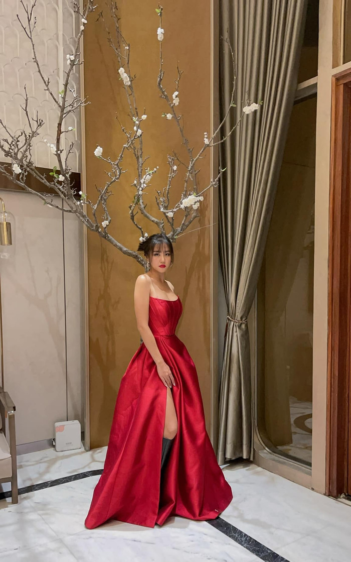 Đặc biệt, cô nàng sử dụng đôi boots cao, tạo cảm giác chân dài hơn, thẳng tắp. 