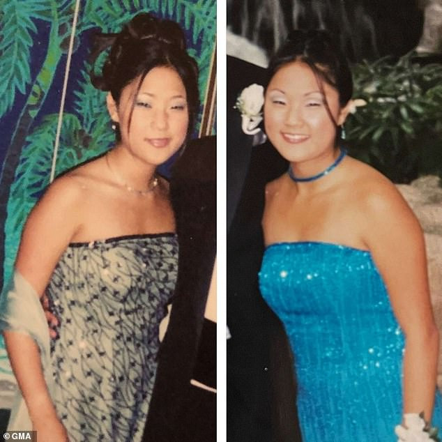 Cả hai bất ngờ khi biết mình từng chọn những chiếc váy đính cườm và để tóc giống nhau khi đi dạ hội.