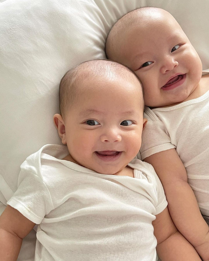 2. Thừa hưởng nét đẹp trời ban từ cả bố lẫn mẹ, đó là lý do đơn giản để cặp song sinh Lisa - Leon trở thành 2 em bé đáng yêu không góc chết trong các khuôn hình. 