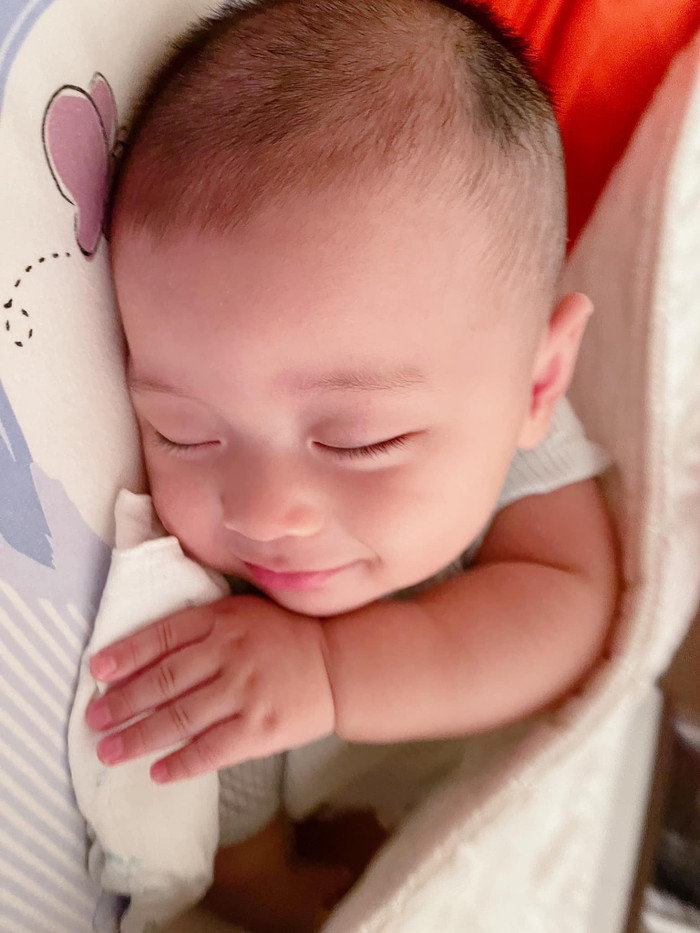 8. Bé Nhật Tôn - con trai đầu lòng của á hậu Thúy Vân và ông xã Nhật Vũ dù mới chỉ hơn 5 tháng nhưng cậu bé rất biết làm duyên mỗi khi chụp hình. 