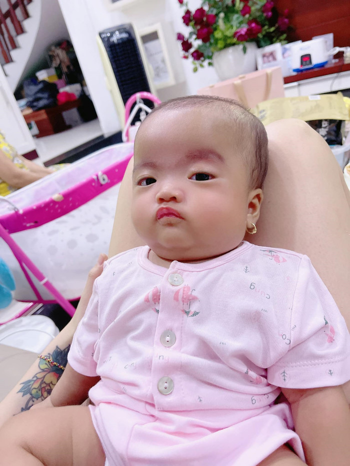 Mặc dù sinh non với 1,9kg nhưng bé Minnie vẫn trộm vía hay ăn chóng lớn và trở thành cô con gái cưng của gia đình Mặc Văn Khoa - Thảo Vy. 