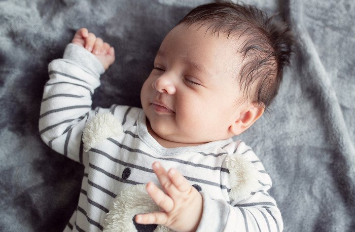 7. Con trai MC Phương Mai cũng trở thành nhóc tỳ không thể thiếu trong danh sách này. Bé Henryk sở hữu ngoại hình lai Tây với đô mắt hút hòn và mái tóc vàng óng ánh đặc trưng. 