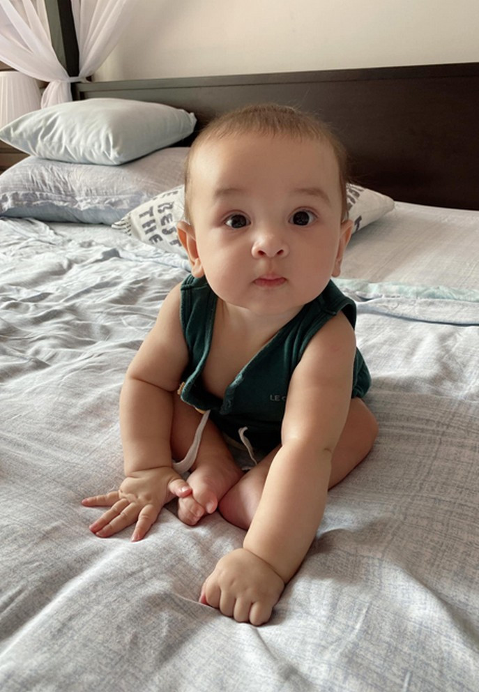 Nữ MC xinh đẹp từng chia sẻ rằng, cậu bé Henryk sở hữu đôi chân dài giống mẹ và khuôn miệng giống ba. 