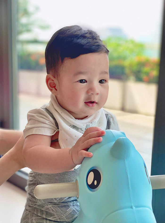 Bé Liam - con trai của Đặng Thu Thảo - Trung Tín chưa đầy 1 tuổi nhưng đã sớm bộc lộ nét đẹp soái ca không kém cạnh bố của mình. Rất nhiều fan cho rằng, Trung Tín phải lo lắng vì sớm bị soán ngôi. 