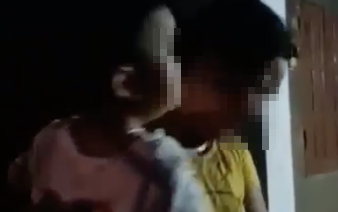 Phẫn nộ sự việc người phụ nữ đổ chất bẩn vào mẹ và bé trai 2 tuổi để đòi nợ Ảnh 2