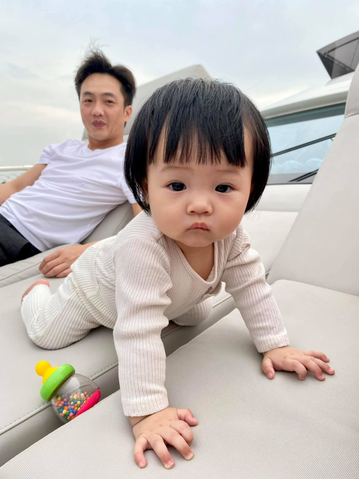  Suchin sở hữu đôi mắt to tròn, gương mặt bụ bẫm đặc biệt là những biểu cảm đáng yêu của nhóc tì khi chụp ảnh luôn khiến cư dân mạng không khỏi xuýt xoa.