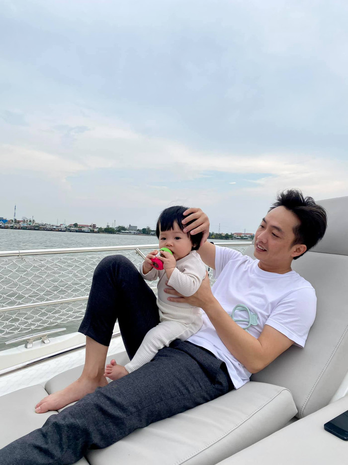 Cường Đô La cực kỳ yêu chiều cô con gái cưng này. Tuy còn bé nhưng Suchin đã được bố mẹ cho trải nghiệm những dịch vụ sang chảnh nhất.