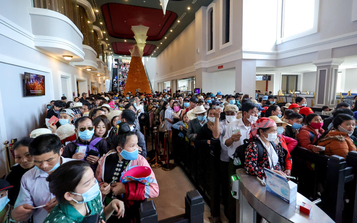 Vạn du khách đổ về Sa Pa nghỉ lễ Giỗ tổ Hùng Vương, nhà ga chờ lên đỉnh Fansipan chật kín người Ảnh 2