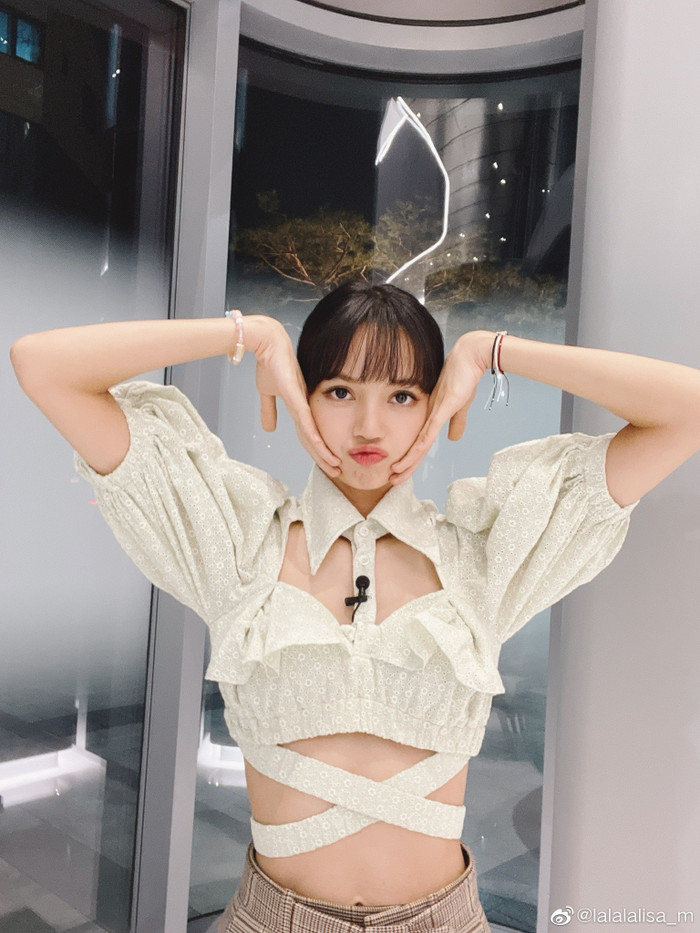 Tương tự, Lisa Black Pink trước đó cũng chọn cho mình dáng áo vintage tay bồng với những 'đường cắt xẻ' lắt léo