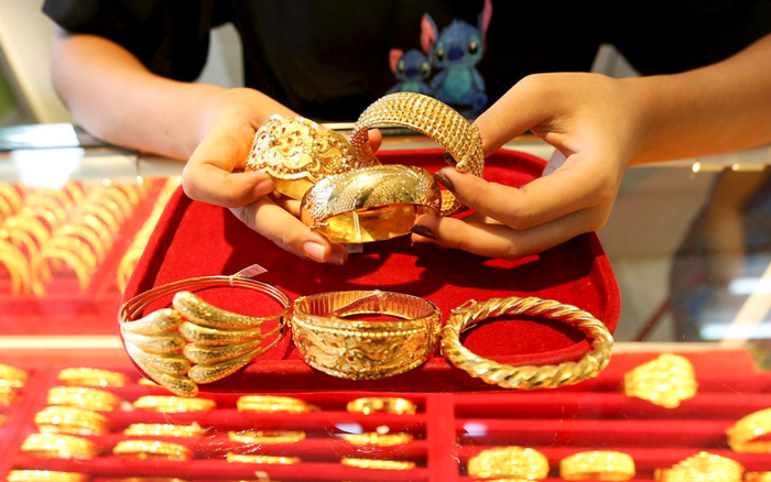 Giá vàng hôm nay 22/4: Giá vàng leo dốc, SJC vượt mốc 56 triệu đồng/lượng Ảnh 2