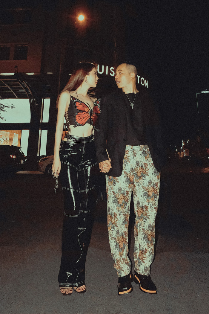 Cả hai nắm tay nhau tình cảm, hiện tại, dù không còn dưới sự quản lý của 'ông bầu', nhưng quan hệ giữa hai người vẫn rất tốt, xem nhau là bạn bè, tri kỷ. 