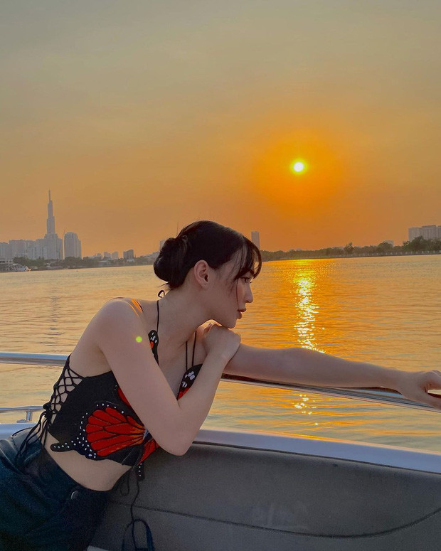 Sun Ht trông khá năng động khi mix với quần jeans khoe eo. Tuy nhiên, cách tạo dáng khá 'hiền' của cô không làm toát lên sự thú vị, độc đáo của trang phục. 