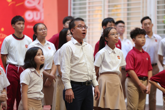 Ba Minh Đăng không giấu được niềm bất ngờ và tự hào khi nghe con trai chia sẻ trên bục dũng khí của Thiếu Niên Nói 2021