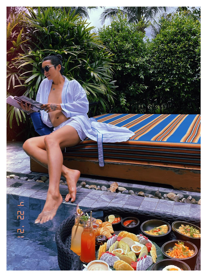 Mặc dù thích thú với chia sẻ hài hước với chiếc 'bụng bầu thật trân' của BB Trần, nhiều khán giả vẫn nhớ thương body săn chắc, rõ múi ngày nào của nam diễn viên.