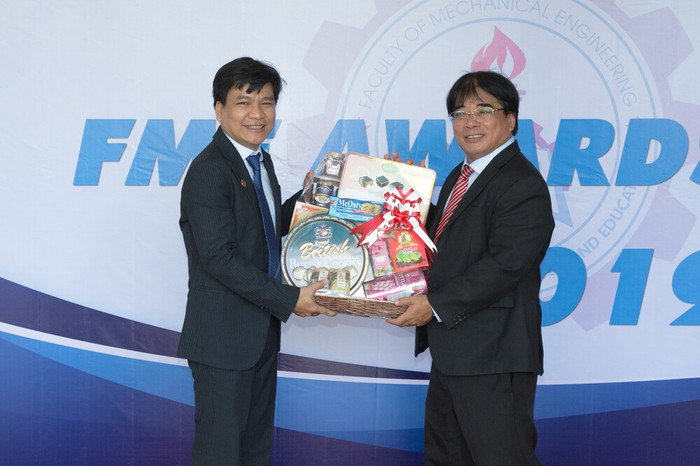 PGS-TS Nguyễn Trường Thịnh (trái) nhận quà của hiệu trưởng nhân dịp Ngày nhà giáo VN 20/11 . Ảnh: T.T.