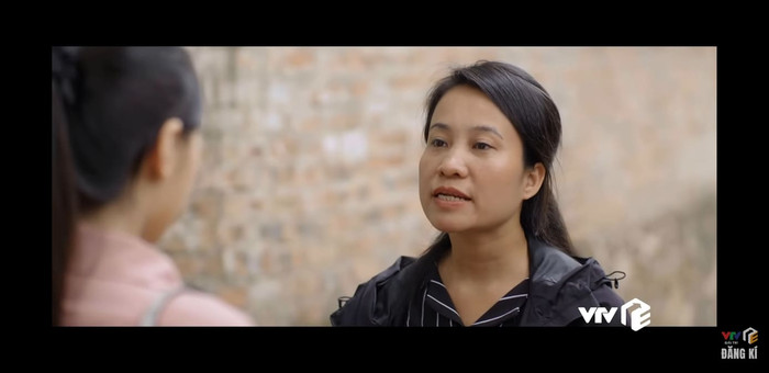 Người hàng xóm còn phũ phàng nói Tú là đứa trẻ không có bố mẹ dạy dỗ nên mới thế