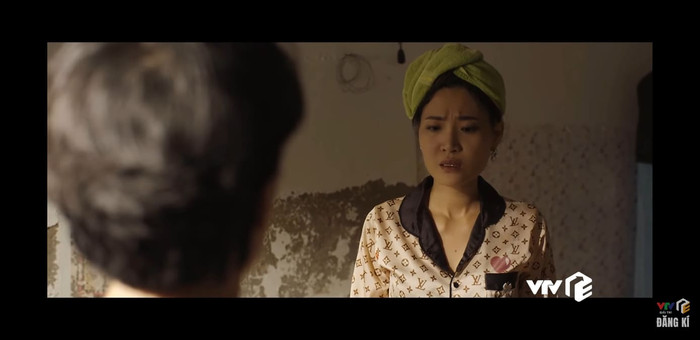 Người chị cùng phòng luôn tìm cách gây khó dễ cho Tú