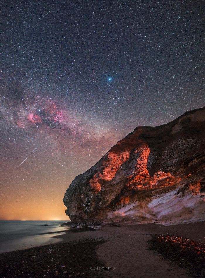 Mưa sao băng Lyrids trên Vách đá Bulbjerg, Đan Mạch. (Ảnh: Astrorms)