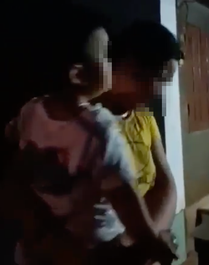 Hai mẹ con bị đổ chất bẩn vào người