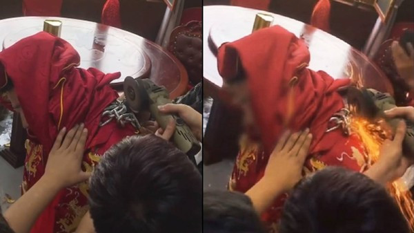 Chú rể được bạn dùng máy cắt sắt, cắt sợi xích ra. 