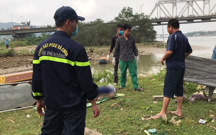 Nghệ An: Phát hiện thi thể nam thanh niên nhảy cầu sau 2 ngày tìm kiếm Ảnh 2