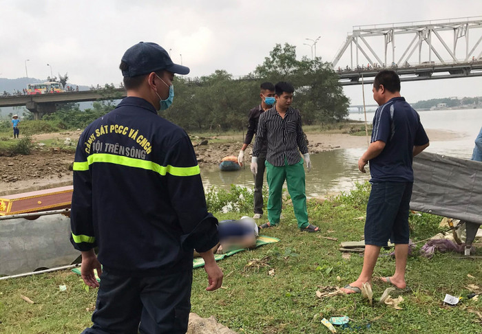 Nghệ An: Phát hiện thi thể nam thanh niên nhảy cầu sau 2 ngày tìm kiếm Ảnh 1