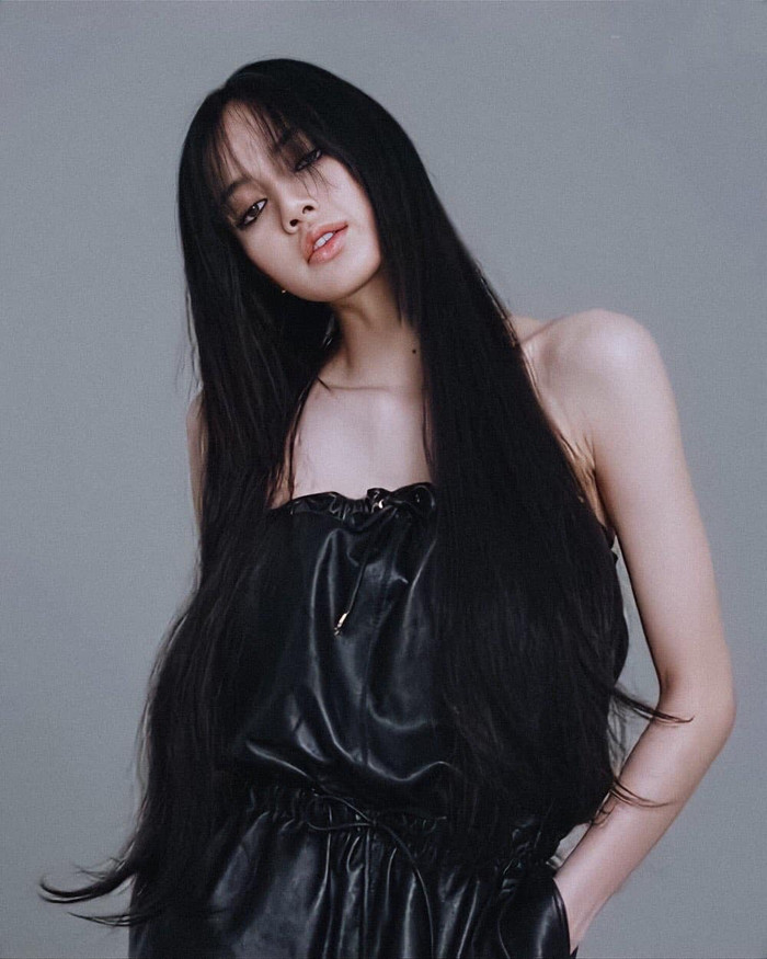 Toàn bộ các trang phục đều là items mới nhất đến từ nhà mốt Celine trong lần xuất hiện trên tạp chí Vogue Nhật ấn phẩm mới này