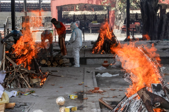 Thân nhân của các nạn nhân COVID tới tại lò hỏa táng Nigambodh Ghat ở New Delhi. Ảnh: AFP