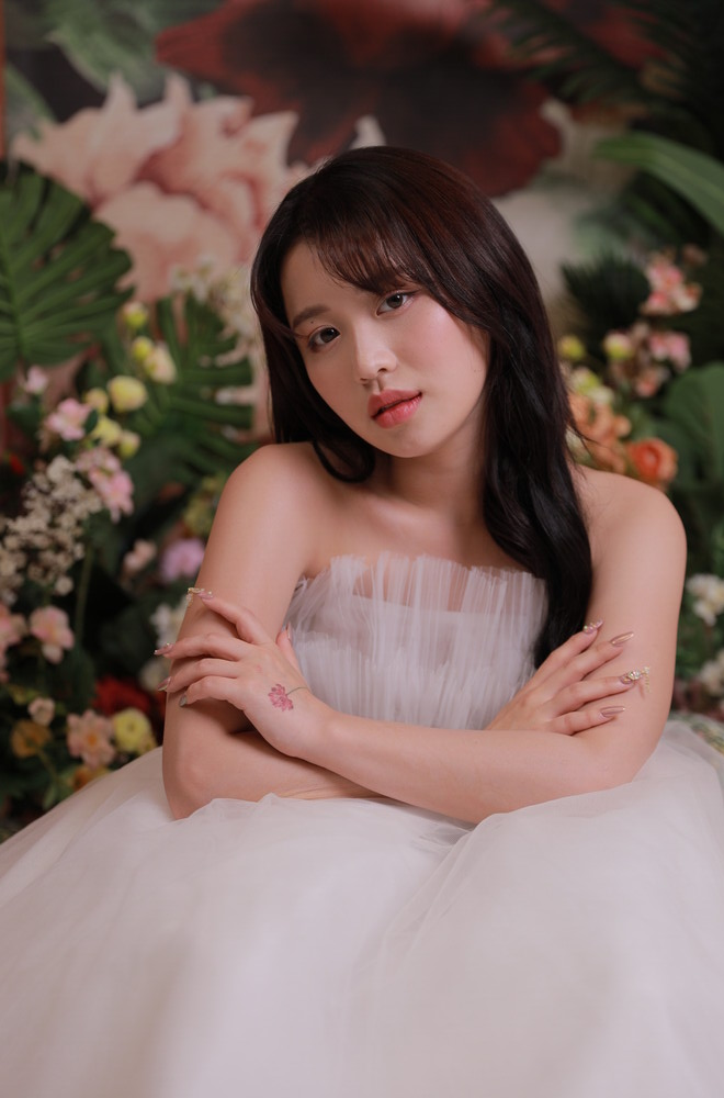 Ở ver Acoustic, nữ ca sĩ đã xuất hiện xuyên suốt cùng nam rapper từ đầu đến cuối khiến khán giả vô cùng thích thú.