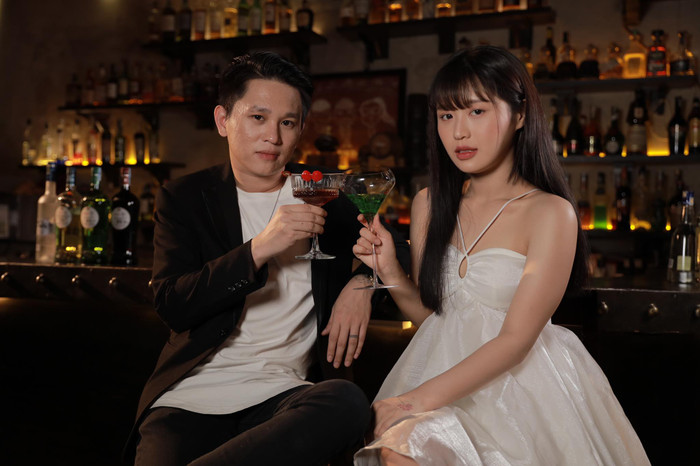 B Ray và Han Sara xuất hiện vô cùng giản dị trong không gian quán rượu ấm cúng với tiếng guitar.