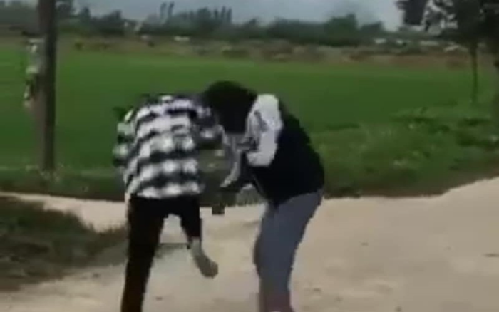 2 nữ sinh 'quyết chiến' dữ dội trong sự cổ vũ lột đồ của những người chứng kiến Ảnh 2