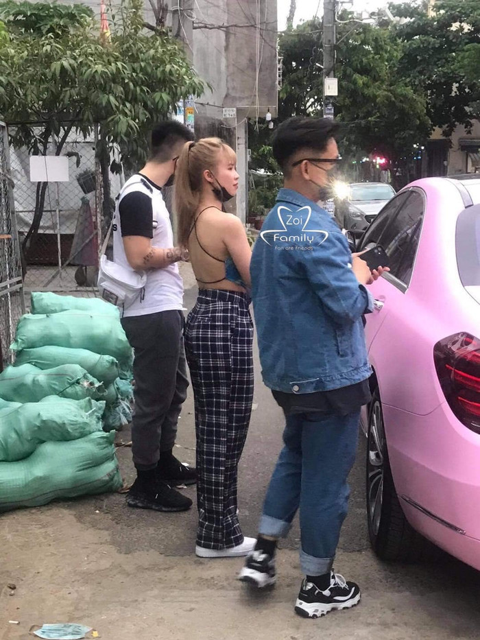 Theo đuổi phong cách thời trang năng động và cá tính, bà xã Kelvin Khánh lựa chọn áo crop top kiểu yếm đào, kết hợp quần vải caro rộng và giày sneaker.