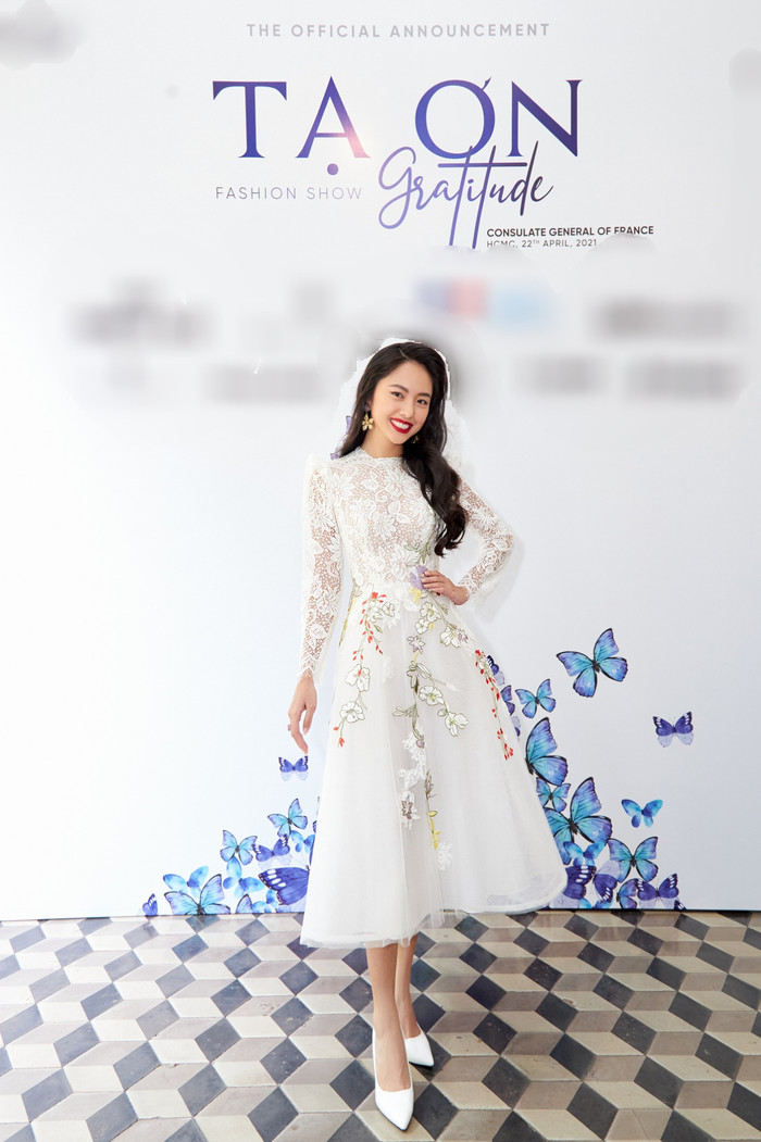 Rima Thanh Vy đẹp kiêu kỳ trong chiếc đầm xoè màu trắng, đính kết hoa 3D. 