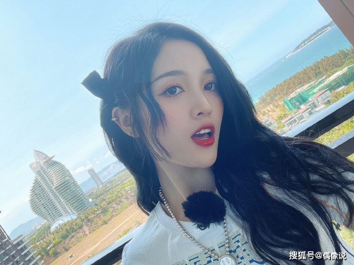 Nữ idol Ngô Tuyên Nghi bất ngờ bị réo tên dù rằng cô chỉ lấn sân làm diễn viên trong vài dự án, không cùng mảng phát triển với Triệu Lộ Tư.