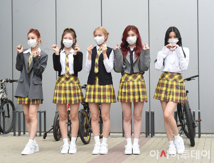 Stylist của JYP đang bị người hâm mộ chỉ trích vì làm việc cẩu thả, không chú trọng hình ảnh của ITZY khi để nhóm nhạc mặc đồ lạc quẻ và nhăn nhúm
