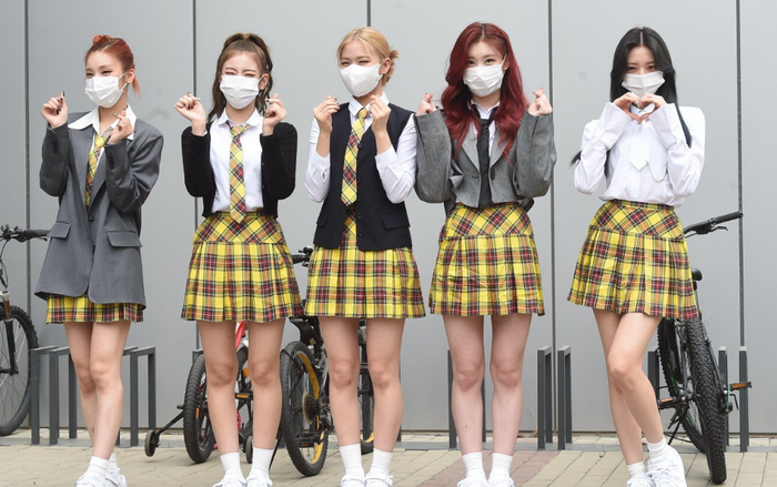 Stylist của JYP bị Knet chỉ trích vì để ITZY mặc đồ nhăn nhúm đi ghi hình Ảnh 2