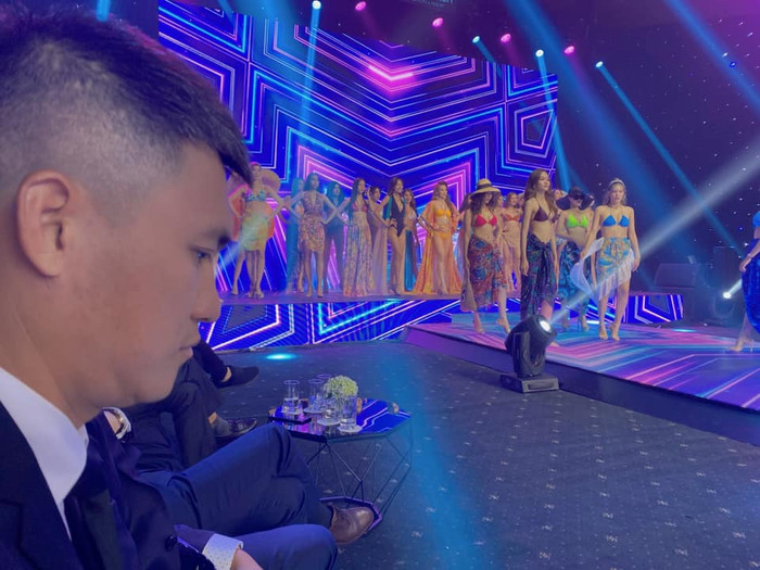 'Rồi ảnh nhìn đất đếm ô vuông'