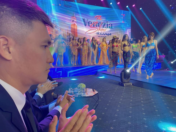 'Ảnh vỗ tay với biểu cảm đầy năng lượng'.