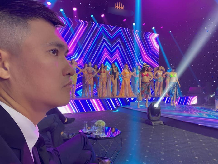 'Nhìn xa xăm vô định'.