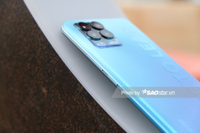 Cảm biến HM2 hỗ trợ công nghệ gộp pixel 9-trong-1, cho phép kết hợp chín điểm ảnh 0,7μm liền kề thành một điểm ảnh lớn 2,1μm, giúp cải thiện chất lượng hình ảnh dưới ánh sáng yếu. bên cạnh đó, Realme 8 Pro cũng có ính năng thu phóng từ trong cảm biến 3X In-sensor Zoom tân tiến, tăng cường độ rõ nét của những bức ảnh phóng đại 3 lần.