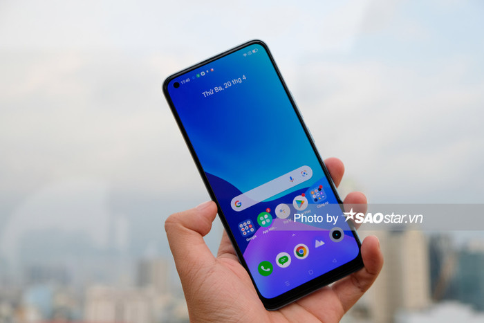Ở mặt trước, realme 8 Pro có viền màn hình khá mỏng để tối ưu không gian hiển thị. Camera trước được bố trí ở một lỗ tròn nhỏ nằm ở góc trên bên trái màn hình với thông số 16 MP.
