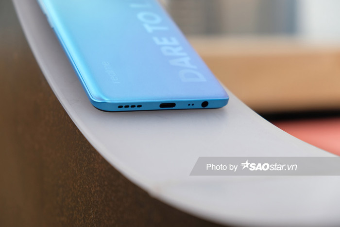 Chiếc điện thoại này vẫn có jack cắm tai nghe 3,5 mm. Ở dưới đáy máy cũng có các lỗ loa với công nghệ âm thanh Hi-Res Audio.