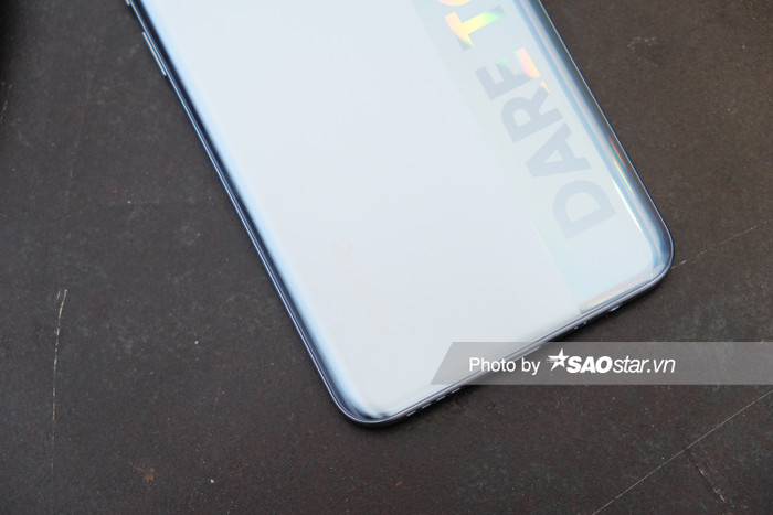 Điểm cộng của realme 8 nằm ở viên pin 5.000 mAh cũng có công nghệ sạc nhanh.